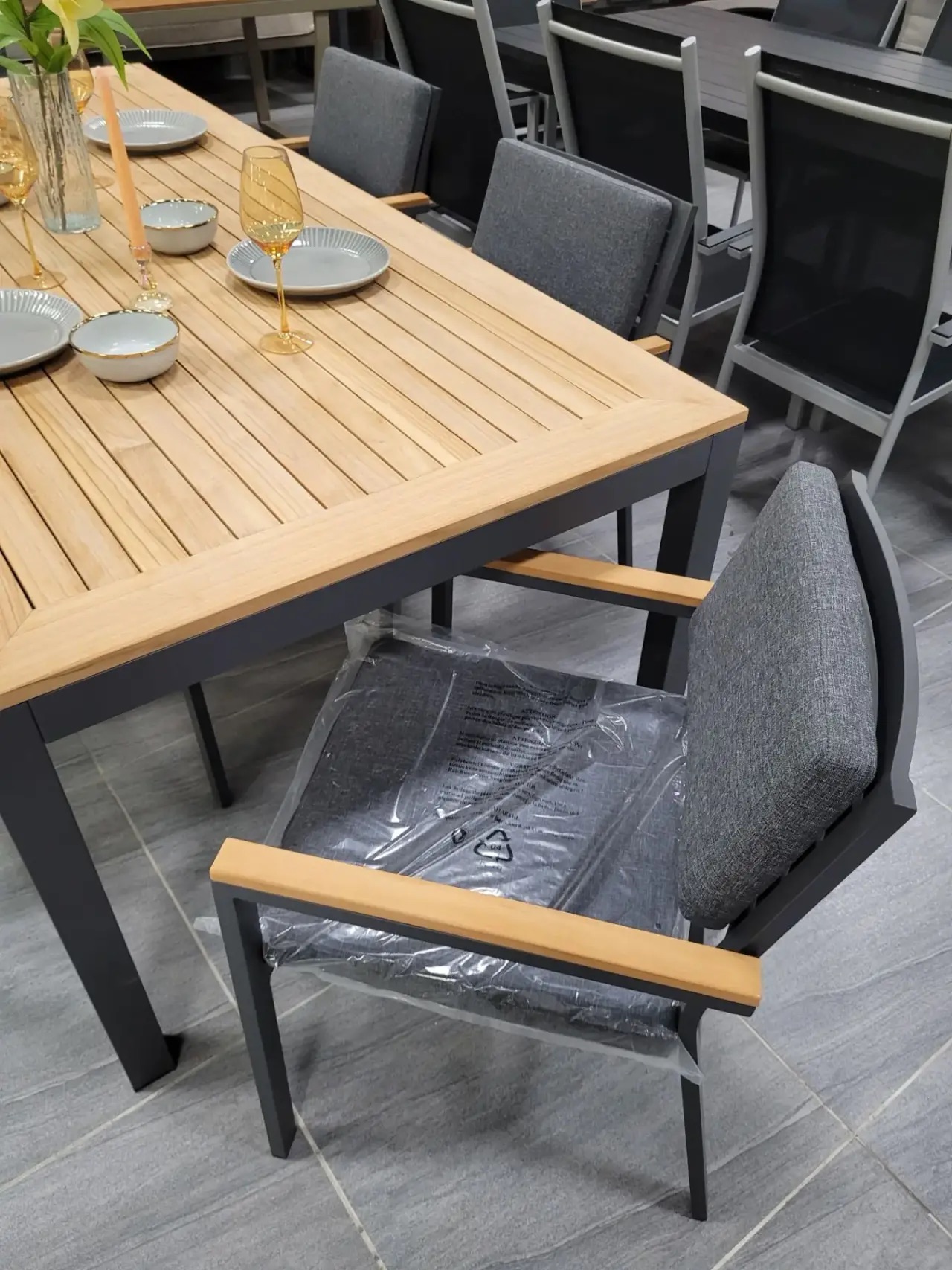 Обеденные группы Gardenini Patio Bella 220 серая, алюминий / тик ВИТРИНА