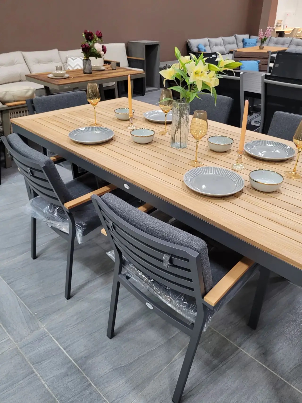 Обеденные группы Gardenini Patio Bella 220 серая, алюминий / тик ВИТРИНА