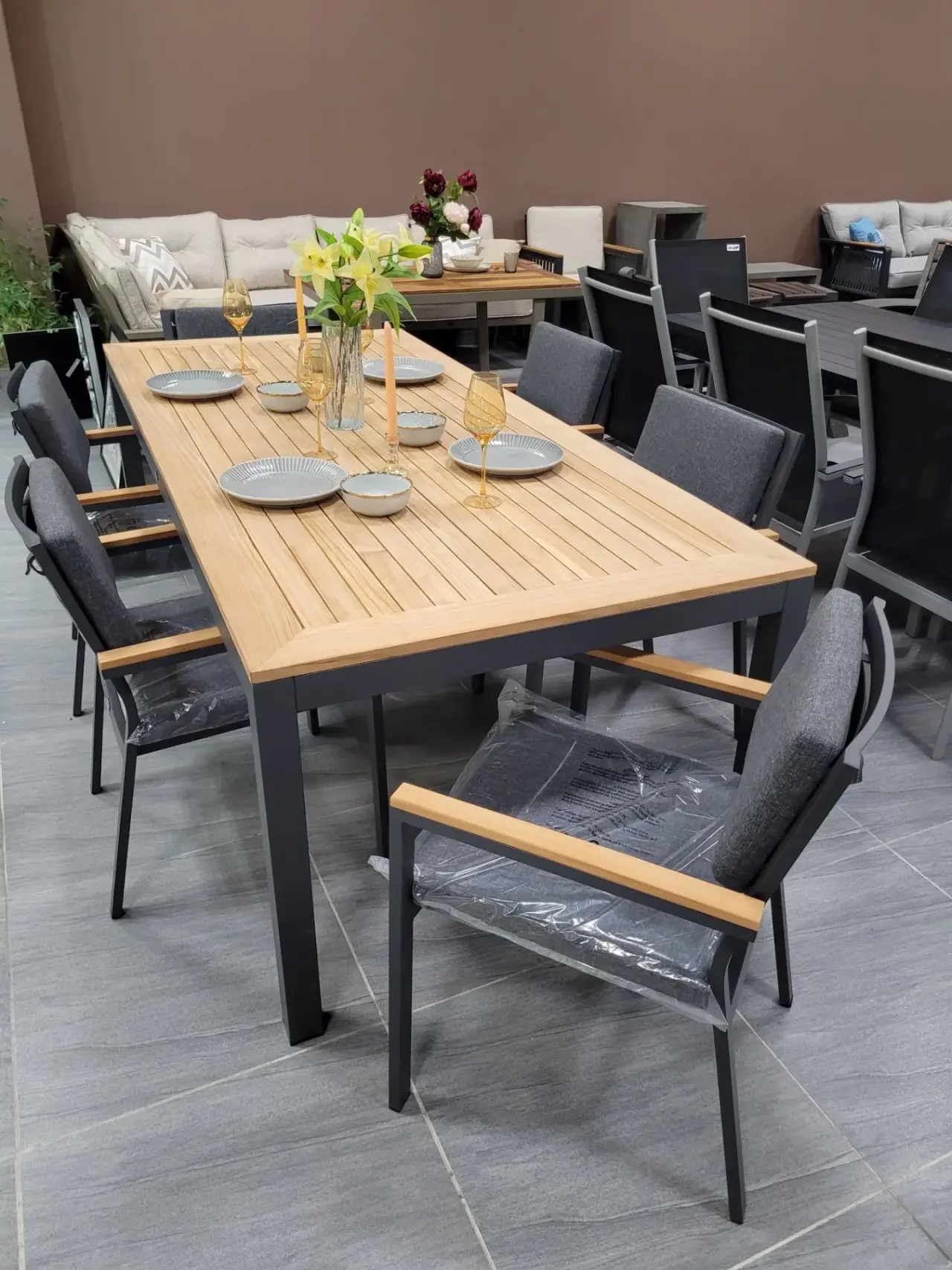 Обеденные группы Gardenini Patio Bella 220 серая, алюминий / тик ВИТРИНА
